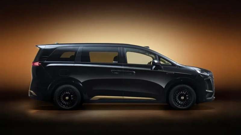 Denza D9 Dark Gold